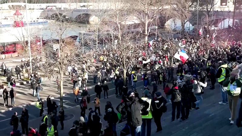Slzný plyn, obušky, kopance. Policie rozhání demonstranty na bulváru Champs-Élysées